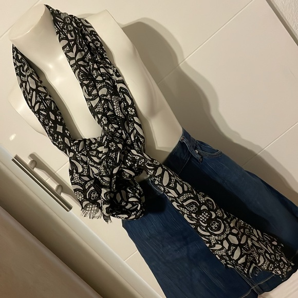 SET OF FOUR: 3 are MADE OF ME Chic Scarves variety: wrap, bag tie-on, decorate - Picture 4 of 14